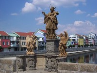 Písek-Kamenný most-sousoší sv. Jana Nepomuckého s městským znakem-Foto:Ulrych Mir.