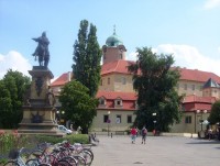 Poděbrady-pomník krále Jiřího z Poděbrad z r.1891 (1896) a zámek-Foto:Ulrych Mir.