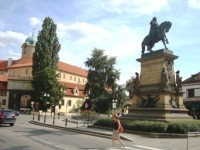 Poděbrady-pomník krále Jiřího z Poděbrad z r.1891 (1896) se zámkem-Foto:Ulrych Mir.