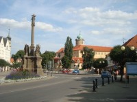 Poděbrady-náměstí s morovým mariánským sloupem z r.1765, pomník Jiřího z Poděbrad se zámkem-Foto:Ulrych Mir.