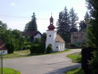 Pojbuky-náves s kaplí Svaté Anny-Foto:Ulrych Mir.