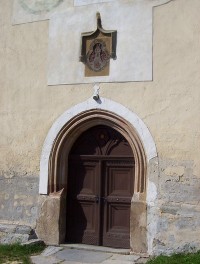 Trhové Sviny-kostel Nanebevzetí Panny Marie-městský znak nad portálem z r. 1485-Foto:Ulrych Mir.