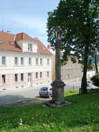 Štíty-kamenný sloup s křížem-Foto:Ulrych Mir.