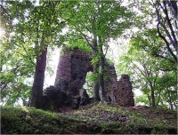 Bradlec-hrad- zbytek věže v jižní části hradu-Foto:Ulrych Mir.