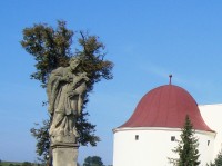 Dřevohostice-socha sv. Jana Nepomuckého na předzámčí-Foto:Ulrych Mir.
