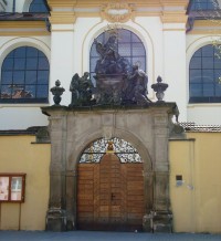 Lipník nad Bečvou-kostel sv. Františka Serafínského-brána ke kostelu a piaristického areálu-Foto:Ulrych Mir.