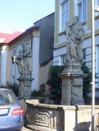 Kralice na Hané-barokní sochy před školou-sv.Anny a sv.Josef-Foto:Ulrych Mir.