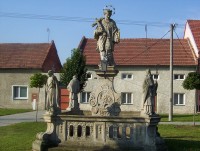 Kralice na Hané-sousoší se sochou sv. Jana Nepomuckého