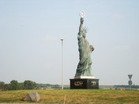 Komořany u Rousínova-socha Svobody na kruhovém objezdu-Foto:Ulrych Mir.