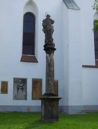 Krnov-gotický kostel sv.Martina-náhrobní desky a mariánský sloup-Foto:Ulrych Mir.