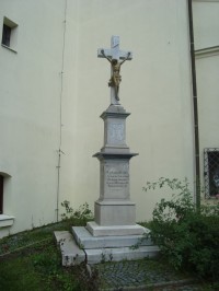 Rýmařov-kříž z r.1834 před gotickým kostelem sv.Michaela z let 1351-60-Foto:Ulrych Mir.