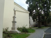 Rýmařov-kříž z r.1834 před gotickým kostelem sv.Michaela z let 1351-60-Foto:Ulrych Mir.