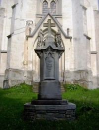 Mnichov-kříž z r. 1878 před kostelem