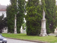 Mohelnice-Kostelní náměstí-toskánský sloup se sochou Immaculaty a socha sv.Jana Nepomuckého-Foto:Ulrych Mir.