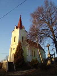 Křivá-kamenný kříž na návsi u kaple-Foto:Ulrych Mir.