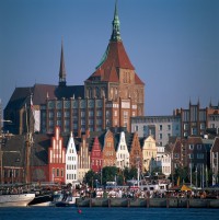 Pohled na staré město v Roztoku při festivalu Hanse Sail