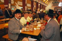 Bavorské obyvatelstvo v typických krojích v pivním stanu