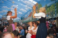Tančící ženy v pivním stanu během Oktoberfestu