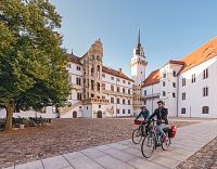 Na cyklovýletě po Labské cyklostezce na vás čeká spousta měst a památek k objevování. Ve městě Torgau je to třeba zámak Hartenfels. © Felix Meyer