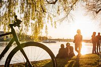 Bodamské jezero: Odpočinek na břehu při západu slunce, © Marketing & Tourismus Konstanz / Dagmar Schwelle