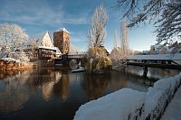 Pohled na zasněžený Weinstadel s mostem Henkersteg © Christine Dierenbach