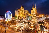 V období adventu jsou katedrála a kostel svatého Severa pohádkovou kulisou erfurtských vánočních trhů. © Thüringer Tourismus GmbH / Martin Kirchner