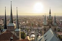 Pohled z katedrální hory na střechy starého města. © Thüringer Tourismus GmbH / Florian Trykowski