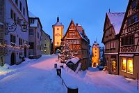 Rothenburg ob der Tauber: Sieber- und Kobolzellerturm v zimě, © Getty Images / Westend61