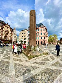 Víc než tisíc let starý obelisk (Heunensäule) stojí na Tržním náměstí,. Je 6,4 m vysoký a váží 16 tun. © Petr Veselý