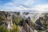 Rodina na vyhlídce Bastei v Saském Švýcarsku © TMGS/Dennis Stratmann