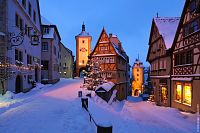 Rothenburg ob der Tauber: Věže Sieberturm a Kobolzellerturm v zimě © Getty Images/Westend61