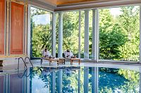 Baden-Baden: Pár odpočívá u bazénu ve Wellness-Hotelu © DZT/Günter Standl