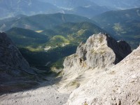 pohled do údolí, k dolní stanici a na parkoviště