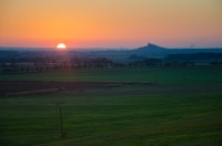 Vysoké Chvojno - výhled na Kunětickou horu (nalevo od ní komíny semtínské elektrárny, napravo od ní kouř chvaletické elektrárny) a rybník Šmatlán (u sousedního Chvojence) od východního okraje obce