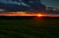 Vysoké Chvojno - výhled od jižního okraje obce nad západ slunce nad vrchem Žernov (se stejnomennou přírodní rezervací)