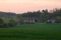 Vysoké Chvojno - dolní část obce (ulice Pod Kopcem), na kopci bývalá fara (dnes v soukromém vlastnictví)