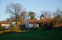 Vysoké Chvojno - východní okraj obce - pohled na kostel sv. Gotharda přes Hanouskovu stodolu