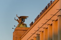 Hlavní nádraží Hradec Králové - sousoší světlonošů v paprscích vycházejícího slunce
