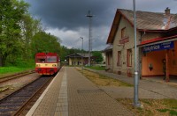 Železniční stanice Rokytnice v O. h. a motorový vůz řady 810