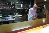 V otevřené kuchyni restaurace Hliněnka dochází k přímé vazbě mezi zákazníkem a kuchařem 