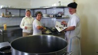 Zleva šéfová kuchyně paní Zuzana Prátová se svým nevelkým, leč obětavým kolektivem 