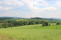 Od rozcestí Pod bařinou je široký výhled do údolí Malolhotského potoka