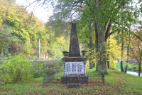 Ostrůvek s památníkem obětem I. světové války