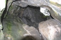 Průhled jeskyní směrem k hornímu vchodu