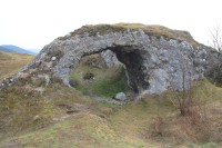 Vápencový skalní tunel na Drásovském kopečku