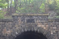 Horní část portálu jednoho z tunelů s letopočtem výstavby