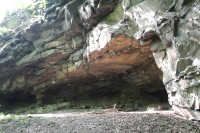Detail skalní stěny nad jeskyní