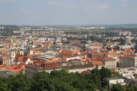 Pohled na Husovu, Trnitou, za ní Černovice a Černovická terasa