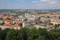 Pohled přes historické centrum k Černým Polím a na sídliště Lesná