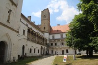 Pohled z nádvoří zámku na renesanční arkády a zámeckou věž